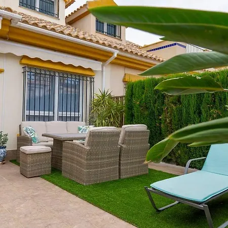 Beautiful 3 Bed Townhouse With Landscaped Communal Pool Area