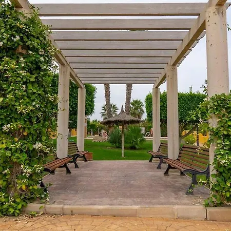 Beautiful 3 Bed Townhouse With Landscaped Communal Pool Area *