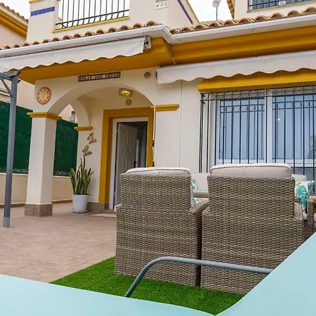 Beautiful 3 Bed Townhouse With Landscaped Communal Pool Area Holiday home *