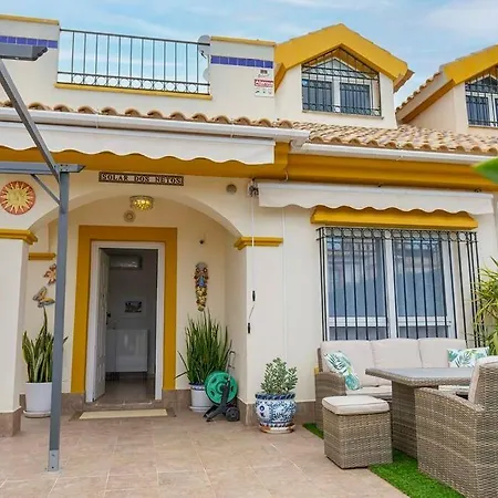 Beautiful 3 Bed Townhouse With Landscaped Communal Pool Area Holiday home *