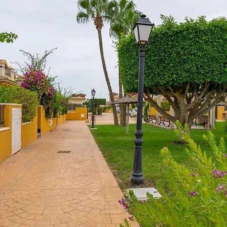 Beautiful 3 Bed Townhouse With Landscaped Communal Pool Area