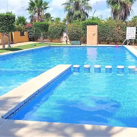 Vakantiehuis Beautiful 3 Bed Townhouse With Landscaped Communal Pool Area *