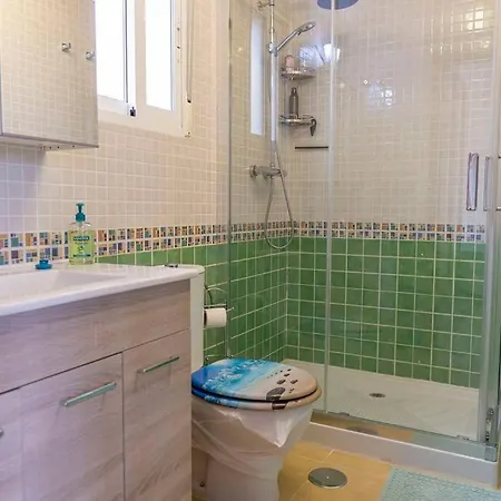Beautiful 3 Bed Townhouse With Landscaped Communal Pool Area *